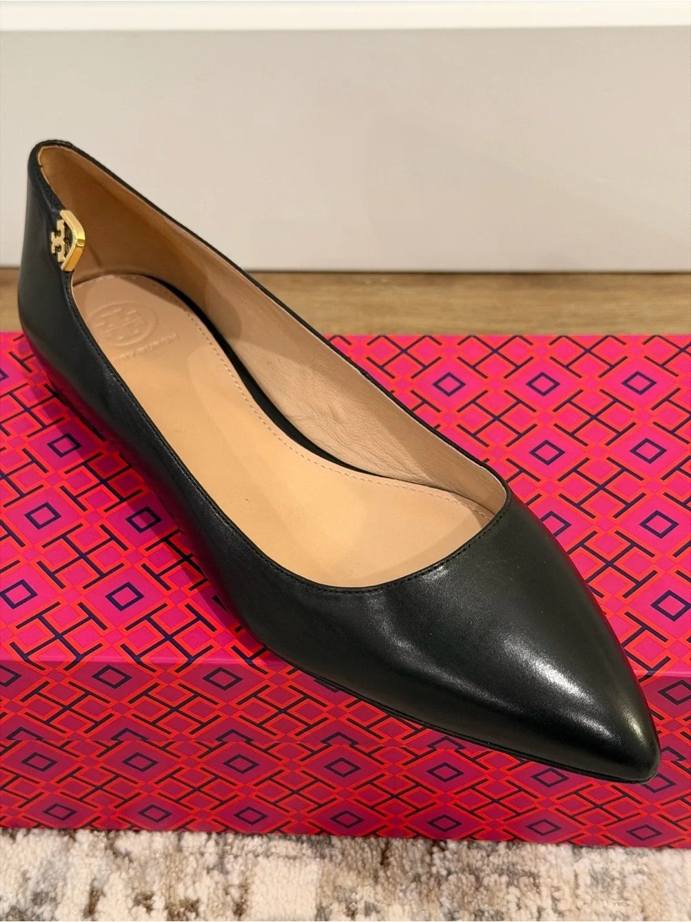 Tory Burch Elizabeth Pointed Toe Ballet Flat in black leather w/Gold Logo Sz 9